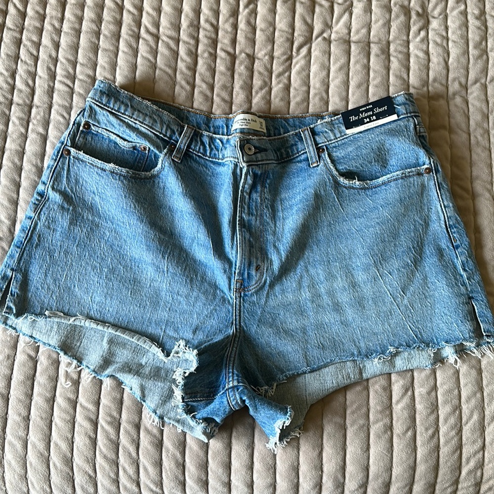 NWT Abercrombie The Mom Short Curve Love
